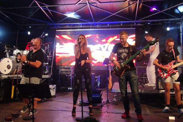 Ausgelassene Sommernachtsstimmung beim Leibnitzer Stadtfest mit TAKE SEVEN